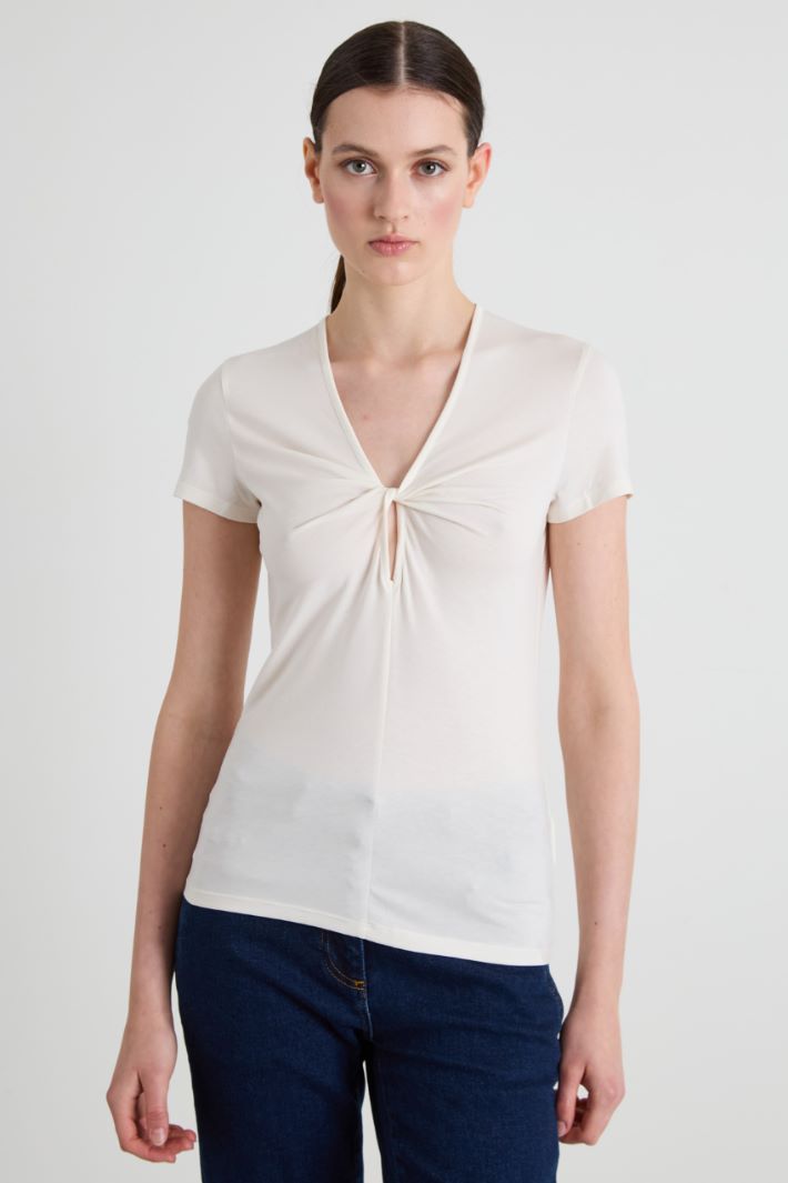 Camiseta con nudo Intrend