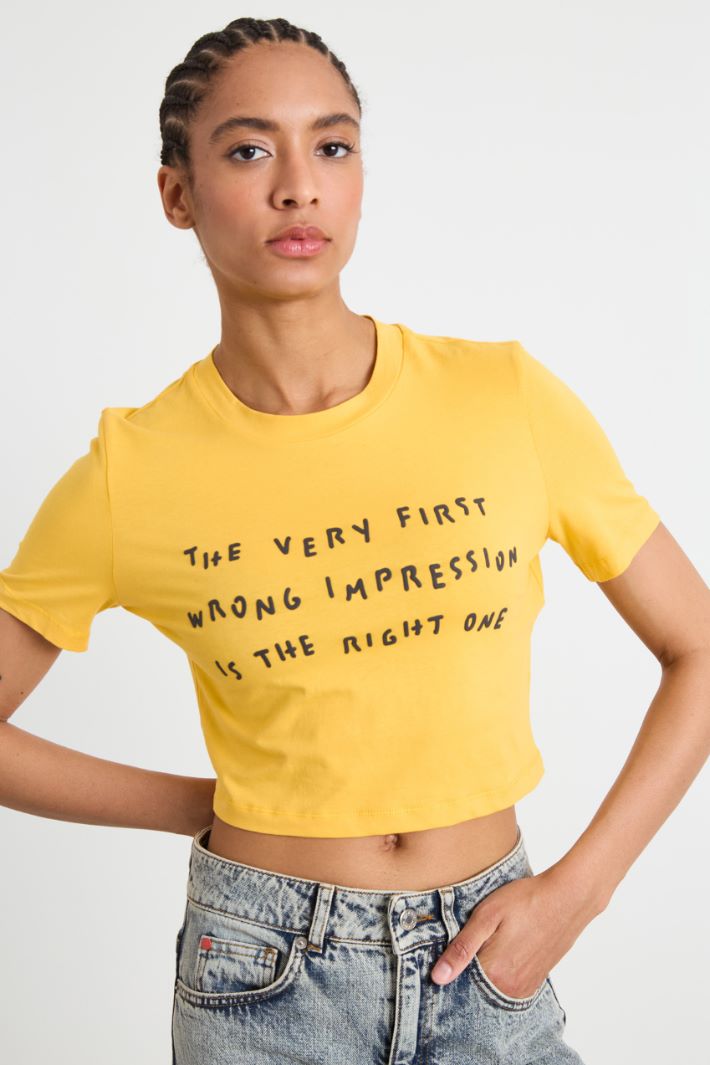 T-shirt cropped con stampa Intrend