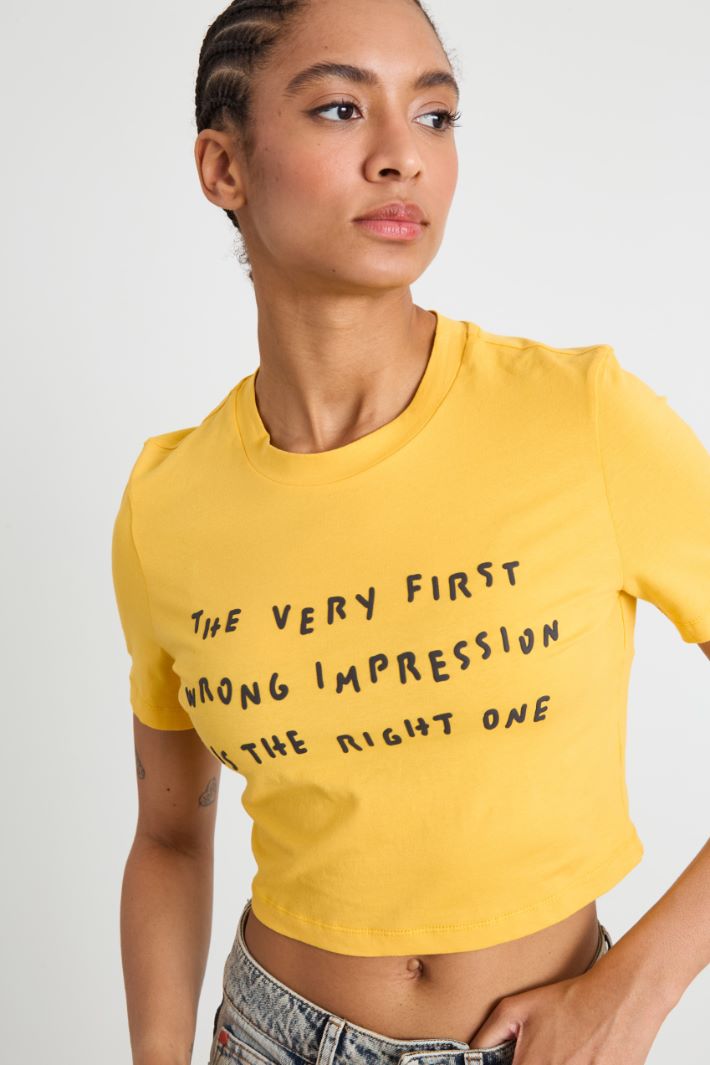 T-shirt cropped con stampa Intrend - 4