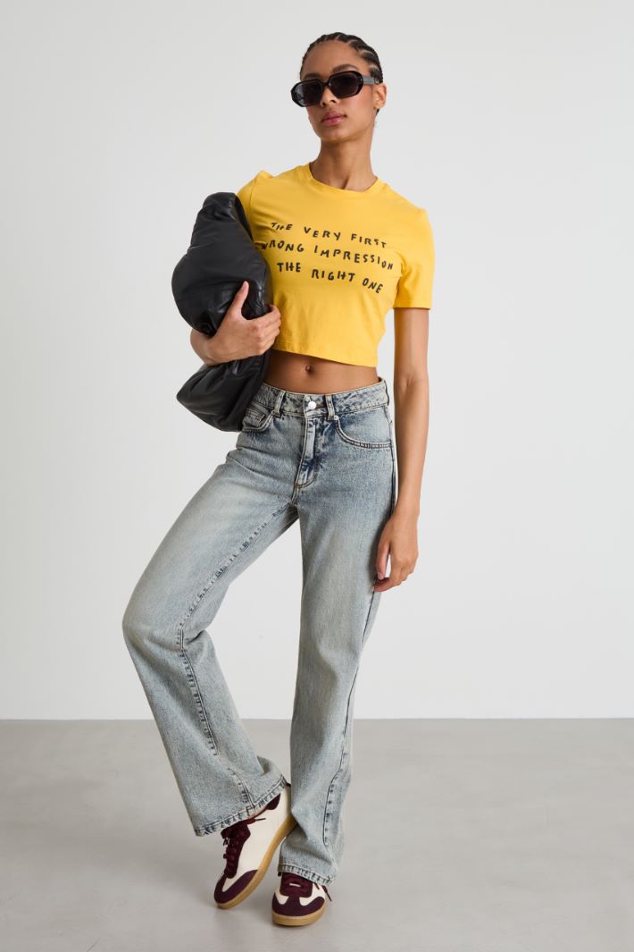 T-shirt cropped con stampa Intrend - 3