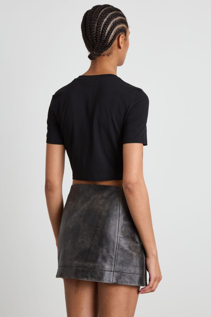T-shirt cropped con stampa Intrend - 2