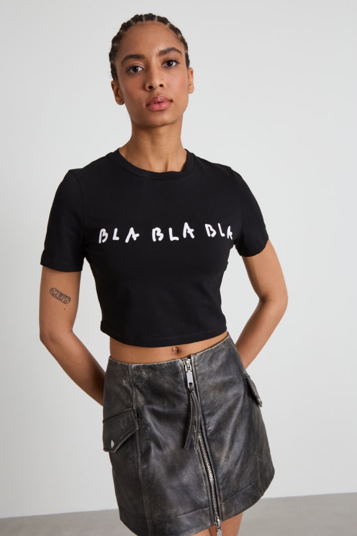 T-shirt cropped con stampa Intrend