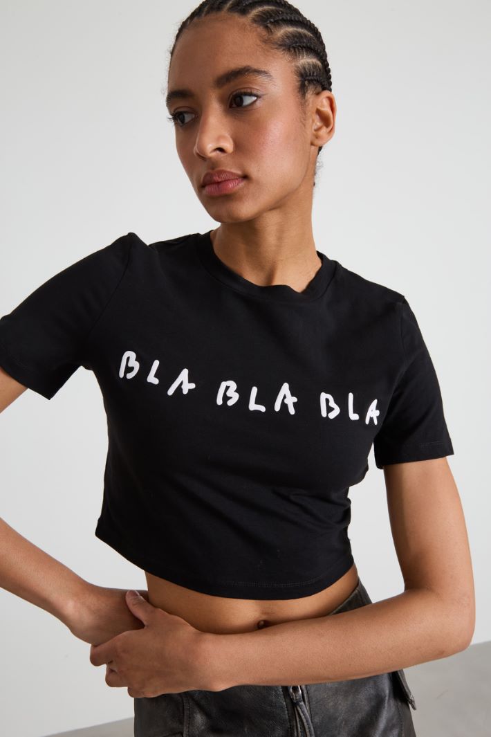 T-shirt cropped con stampa Intrend - 4