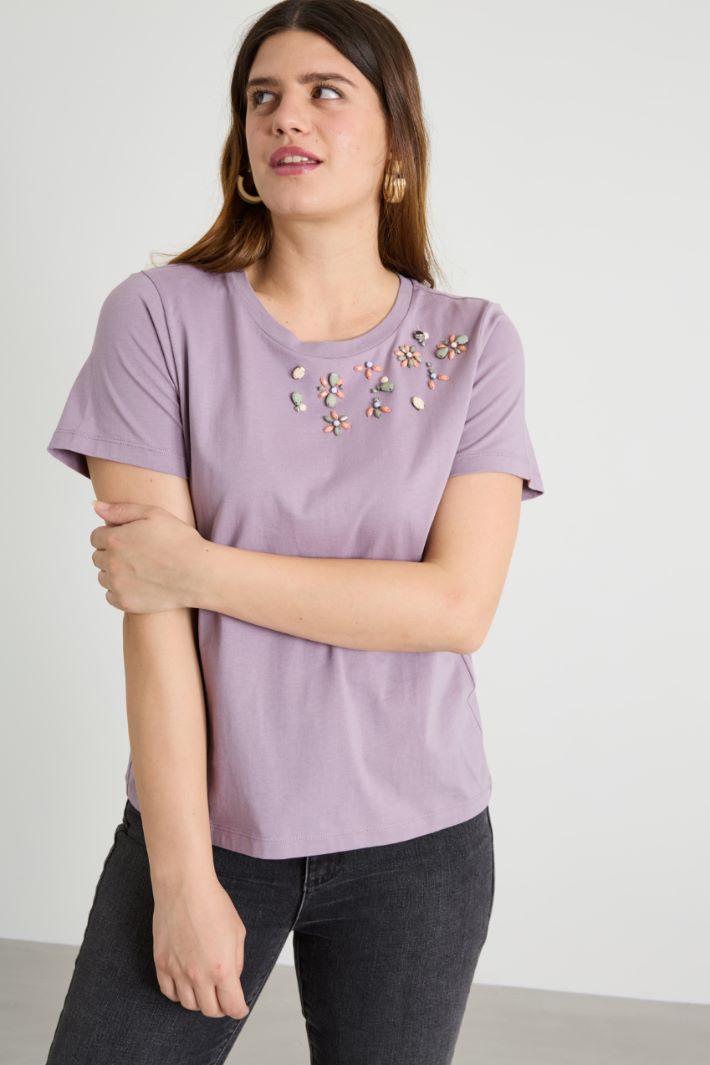Camiseta con pedrería Intrend
