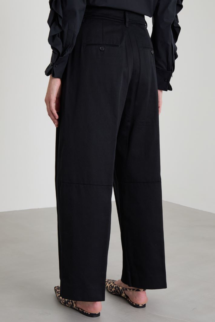 Pantaloni ampi in gabardina Intrend - 3