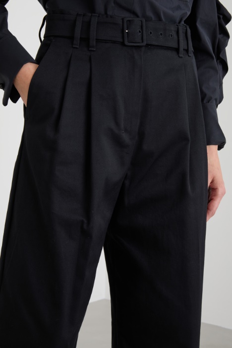 Pantalón ancho de gabardina