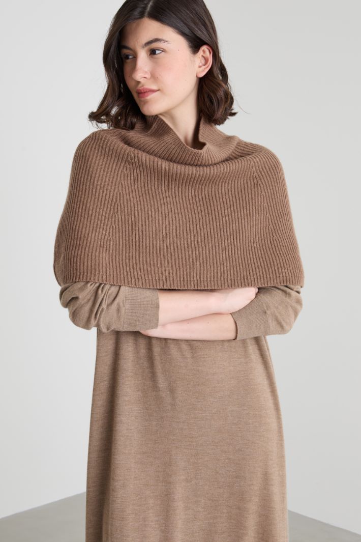 Cappa in lana e cashmere a coste