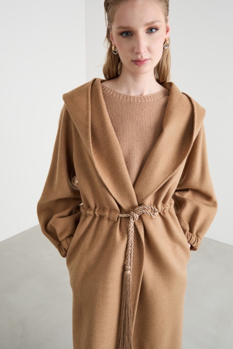 Cappotto ampio con cappuccio