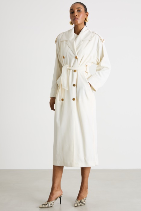 Trench cruzado con cinturón