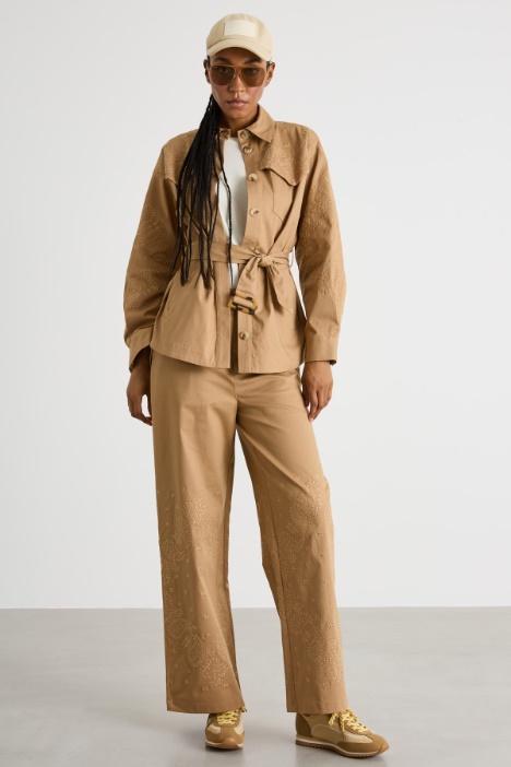 Chaqueta de gabardina bordada Intrend