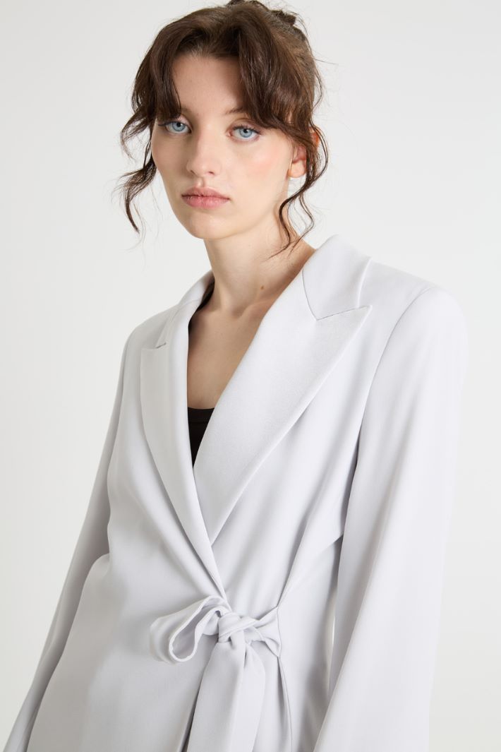 Fitted cady jacket with ribbon tie Intrend - 3