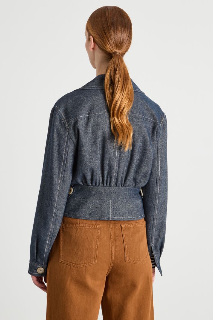 Blazer crop con pespuntes en contraste Intrend - 4