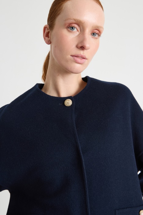 Giacca girocollo con bottone