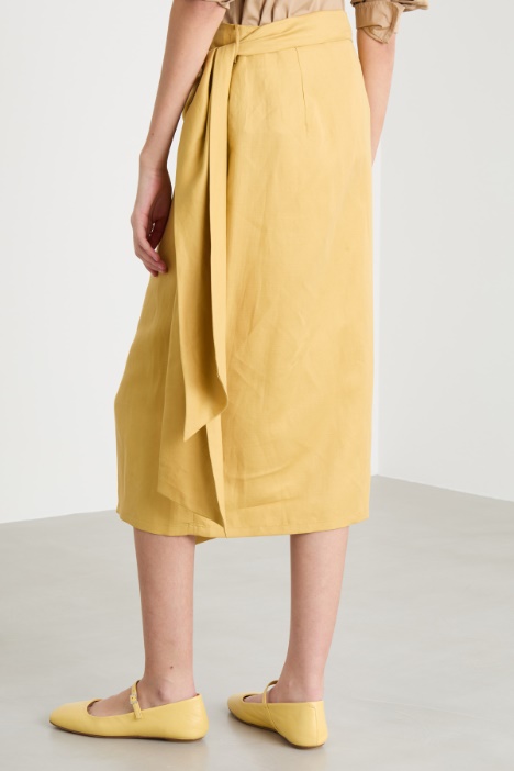 Falda midi de twill con fajín