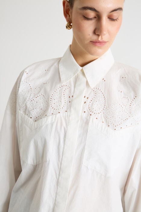 Camisa de popelina bordada