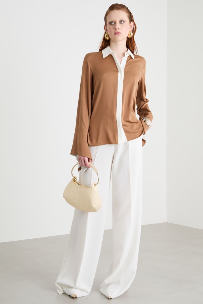 Blusa con spacchi Intrend