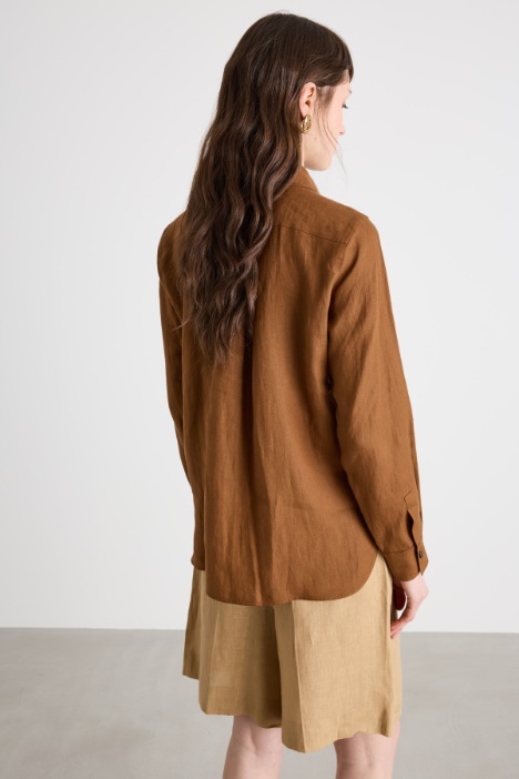 Camisa con botones ocultos