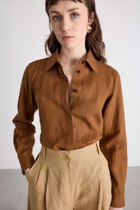 Camisa con botones ocultos