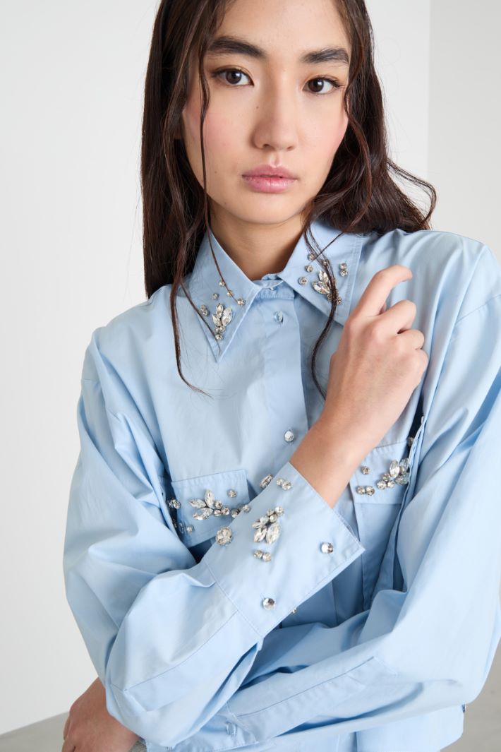 Rhinestone-embellished cropped shirt Intrend - 3