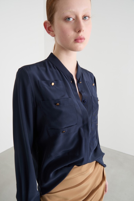 Blusa con tasche multiple