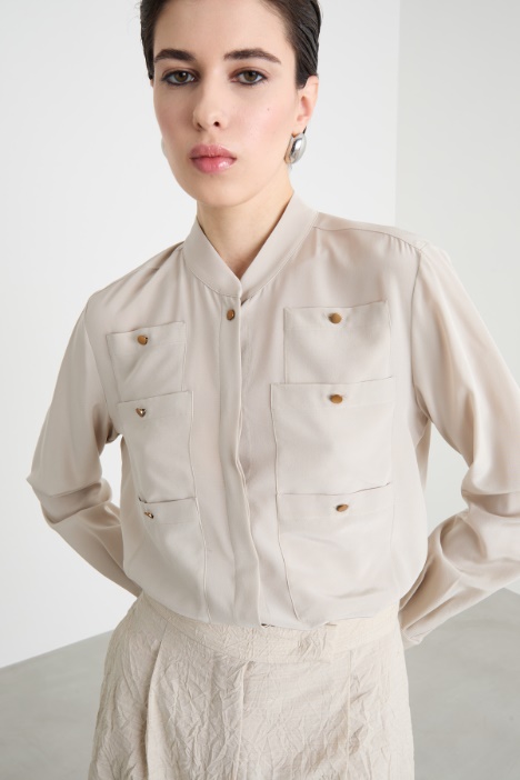 Blusa con tasche multiple
