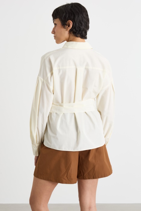 Camisa de tafetán con cinturón