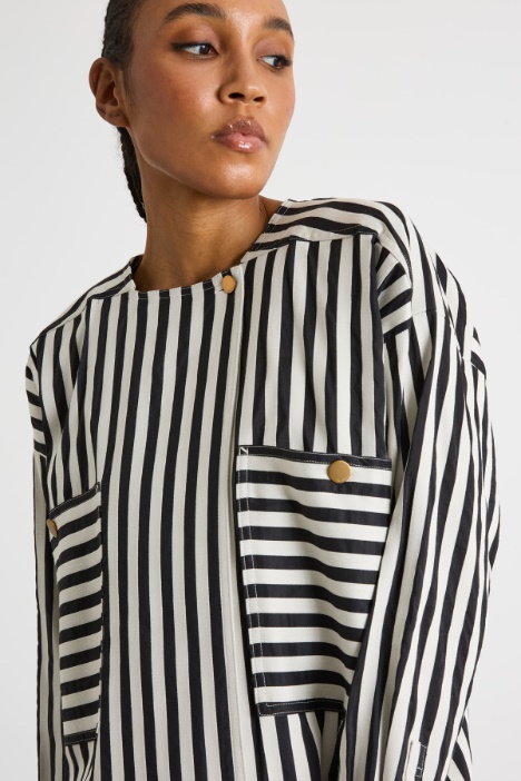 Blusa fluida con tasche