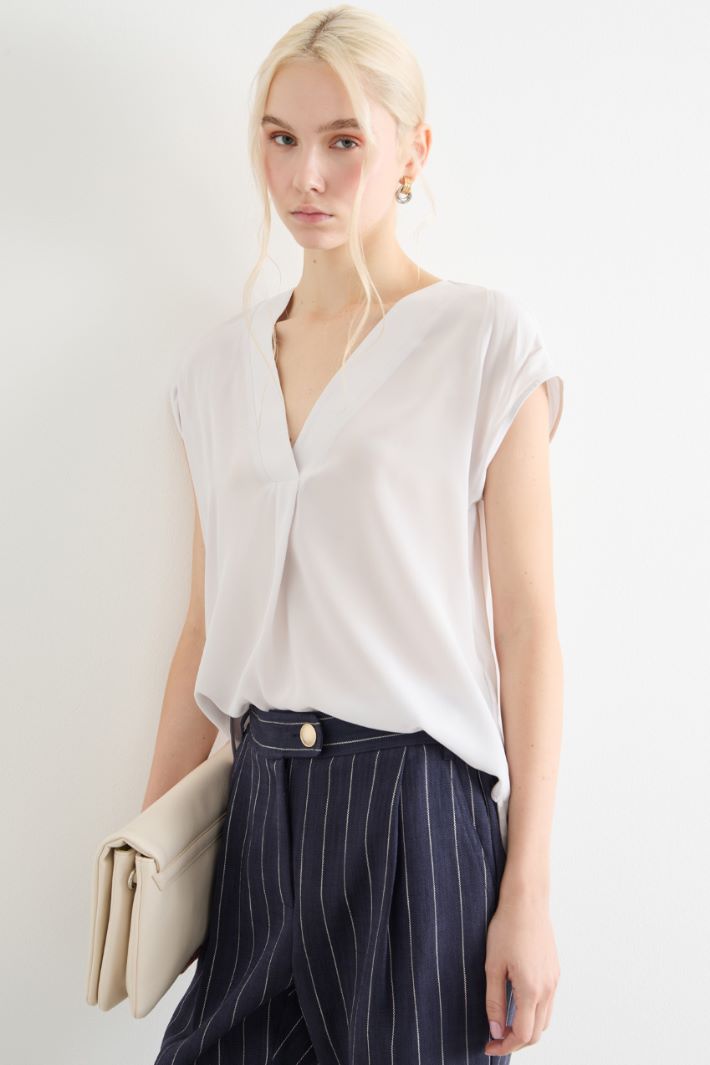 Flowing-fit V-neck blouse Intrend - 2