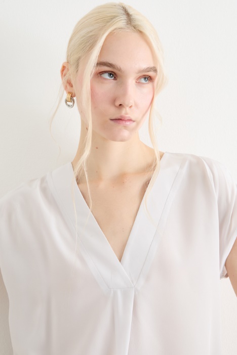 Blusa fluida con scollo a V