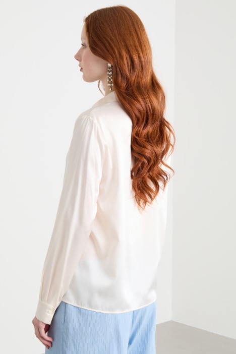 Blusa con bottoni nascosti