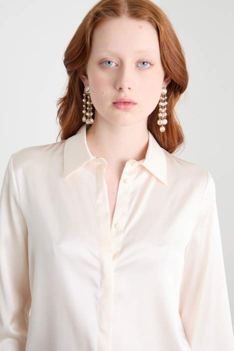 Blusa con bottoni nascosti