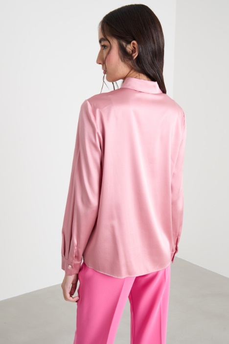 Blusa con botones ocultos