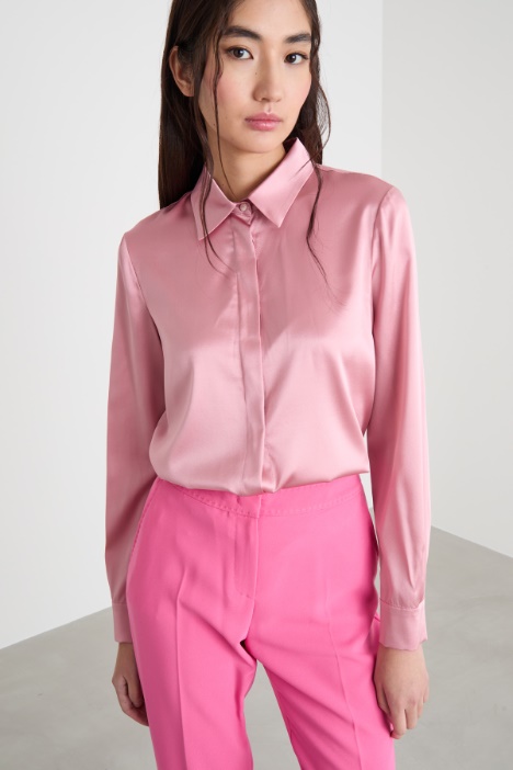 Blusa con botones ocultos