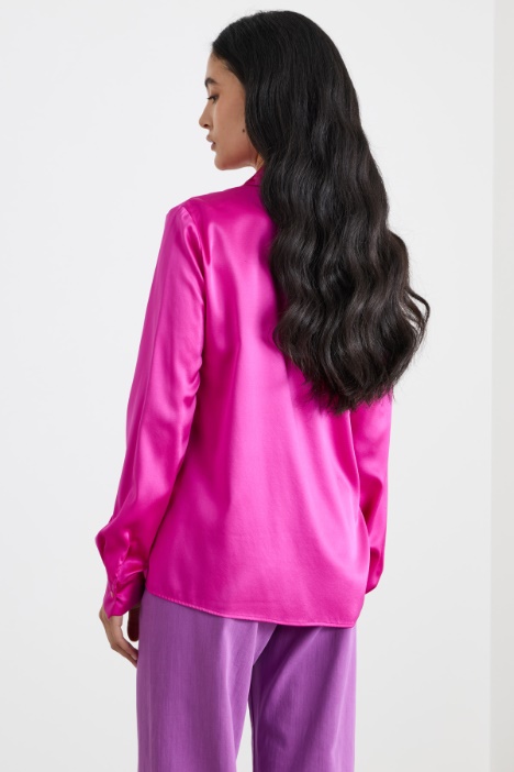 Blusa con botones ocultos