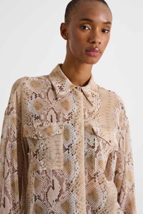 Blusa de georgette con estampado animal