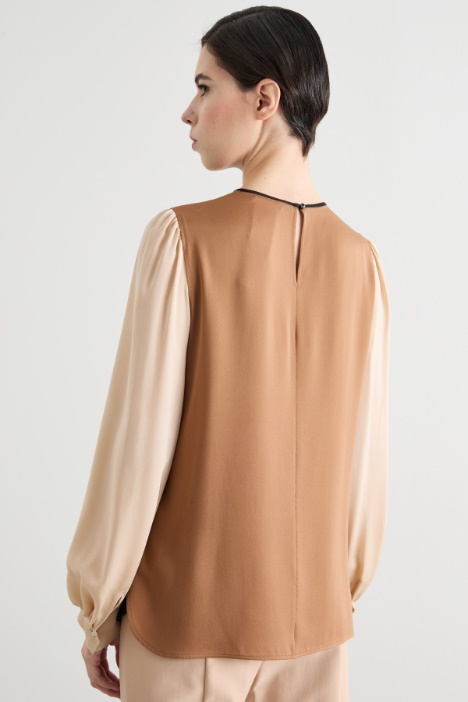 Blusa in charmeuse con maniche a sbuffo