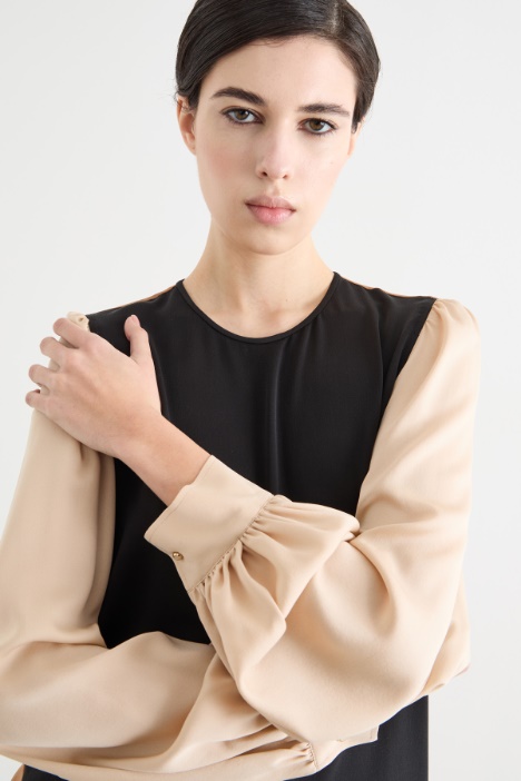 Blusa in charmeuse con maniche a sbuffo