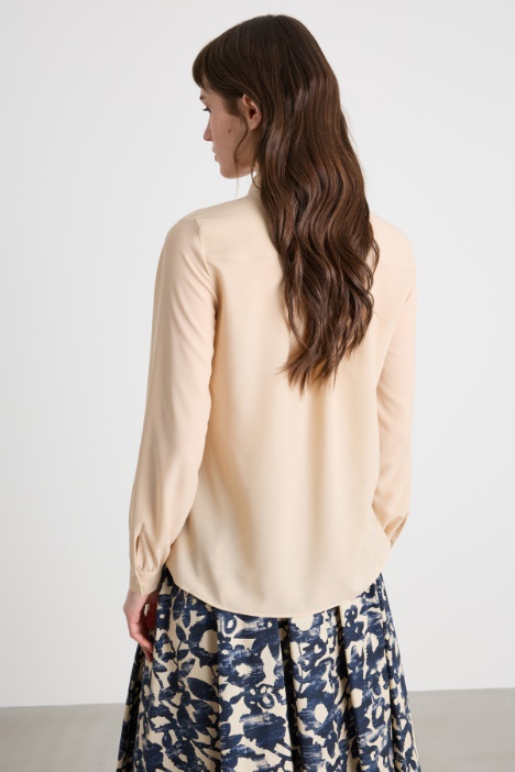 Blusa in crepe con rouches