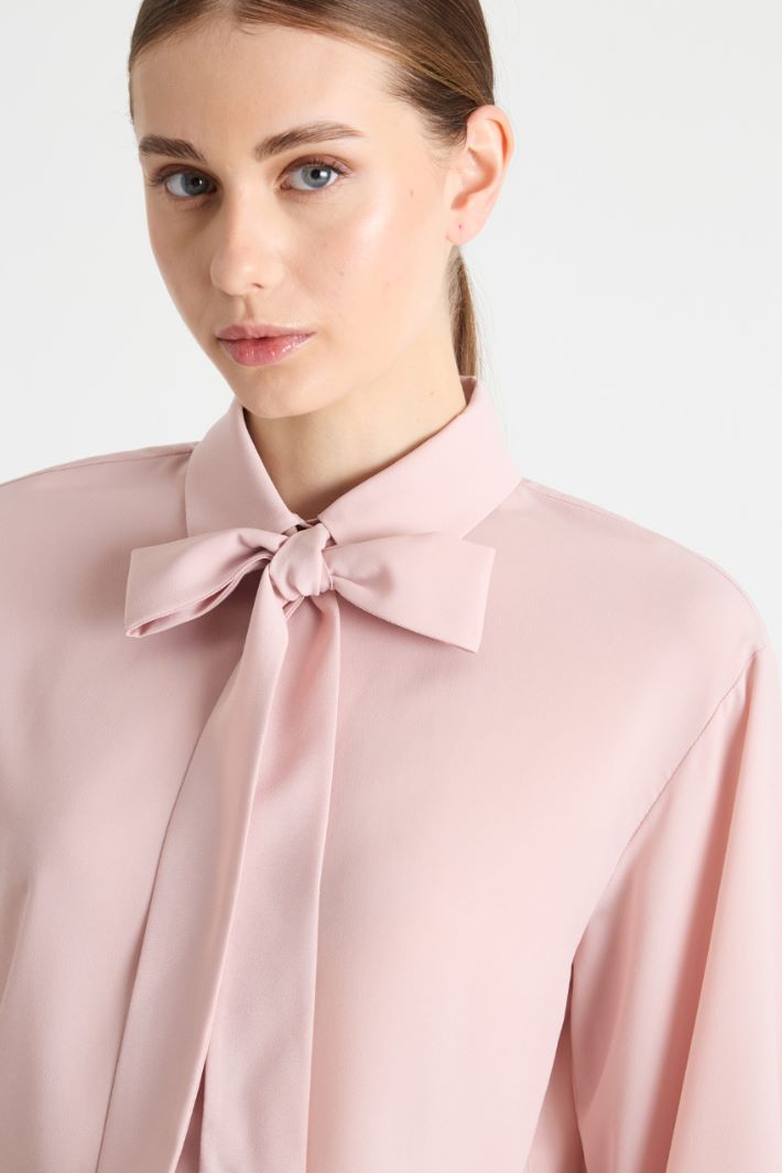 Crepe de chine blouse with scarf Intrend - 3