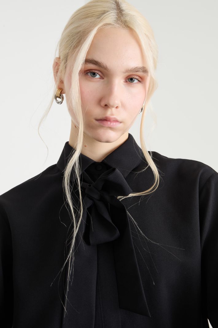 Crepe de chine blouse with scarf Intrend - 3
