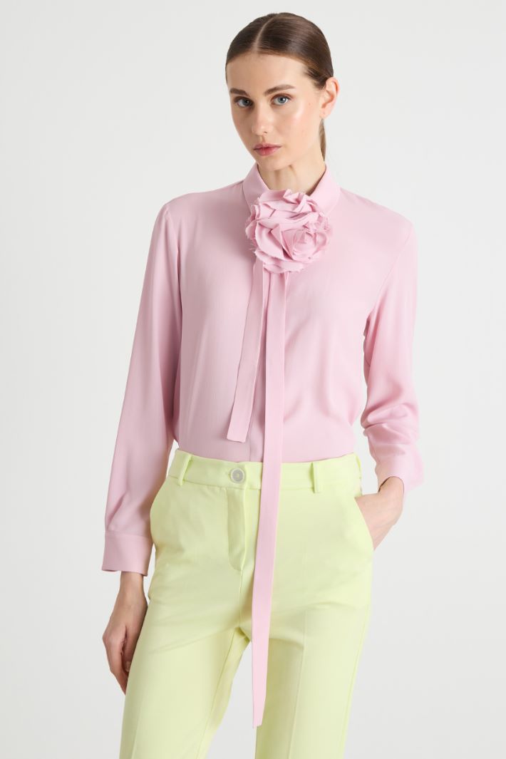 Crepe blouse with floral appliqué Intrend - 2