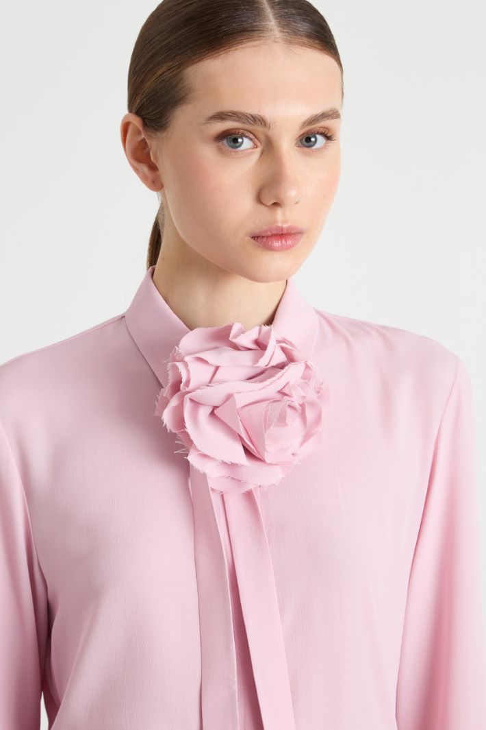 Crepe blouse with floral appliqué Intrend - 3