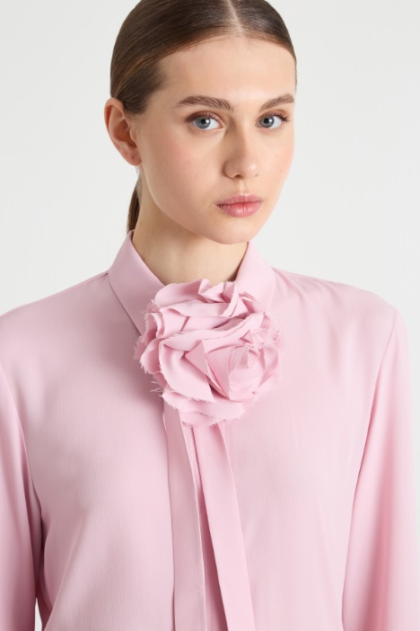 Blusa in crepe con applicazione a fiore
