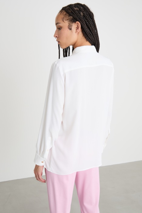 Blusa con applicazione a fiore