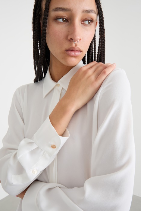 Blusa con applicazione a fiore