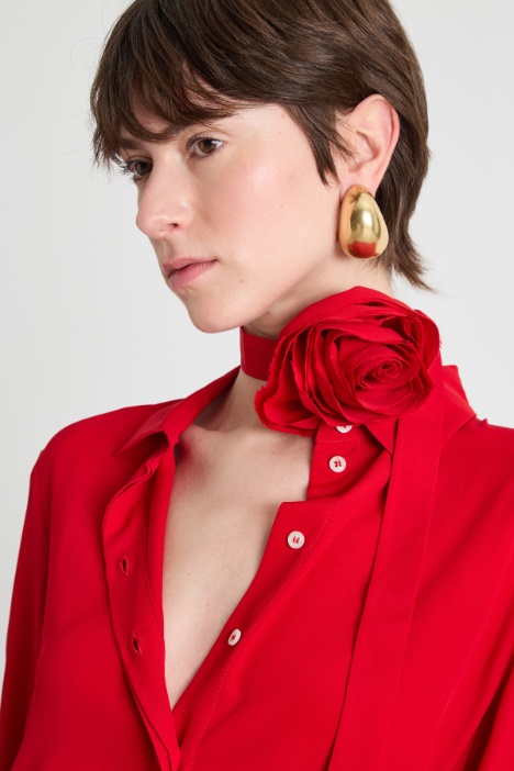 Blusa con aplique floral