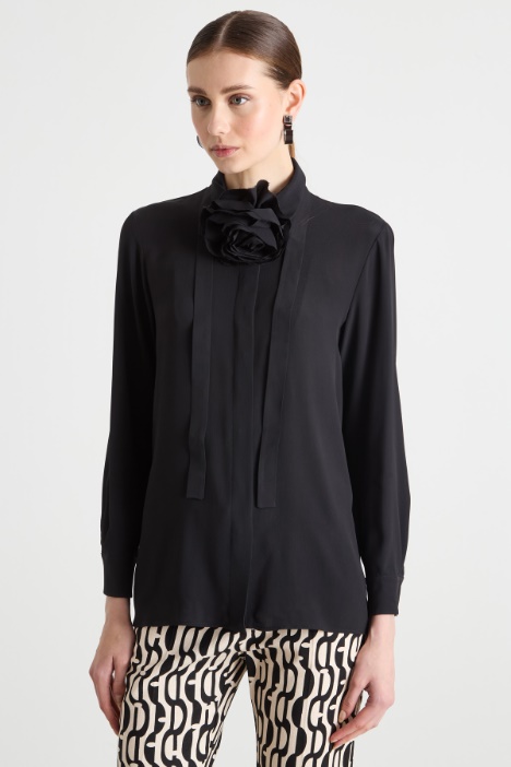 Floral appliqué blouse Intrend