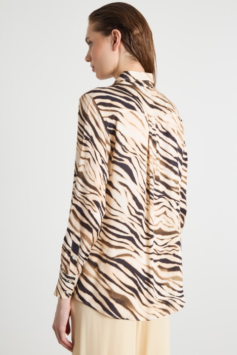 Blusa in raso animalier