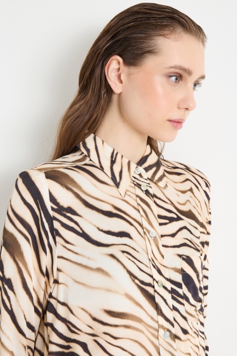 Blusa in raso animalier