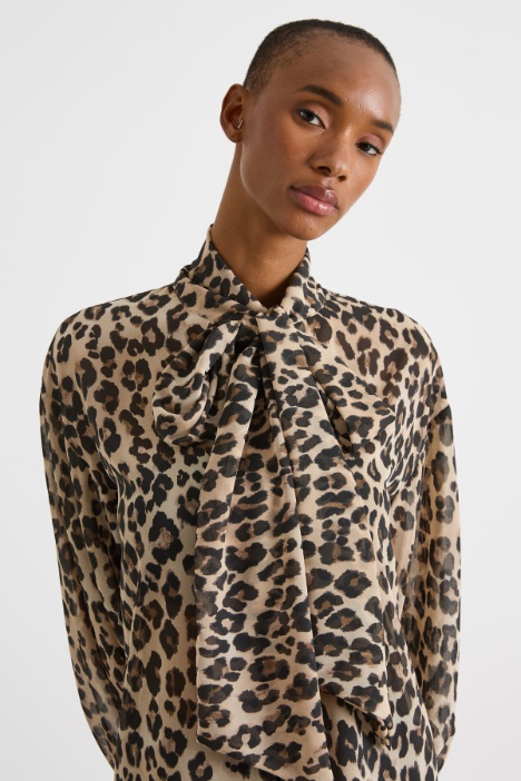 Blusa con collo a foulard